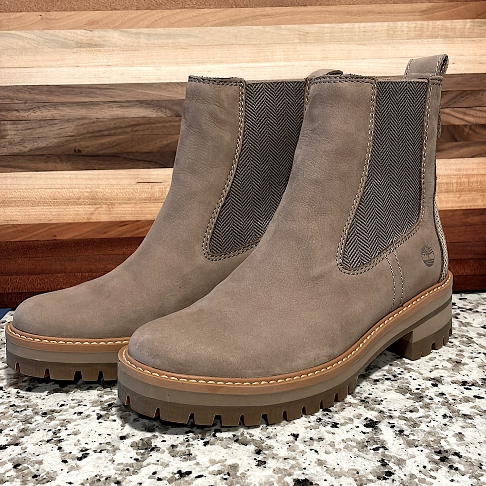 TIMBERLAND WOMENS COURMAYEUR VALLEY CHELSEA - TAUPE •NWOT•